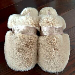 La Vie En Rose - Faux Fur Crossed Slippers NWOT